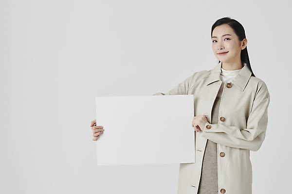 포토 JPG 스튜디오촬영 배너 여자 사각프레임 실내 한명 미소 들기 상반신 20대 성인 앞모습 한국인 가을 흰배경 보여주기 가을옷 성인여자한명만 국내포토 1 옷 계절 뷰포인트 백그라운드 모션 프레임 표정 사람 동양인 청년 내부 사각형 흰색 여자한명만 성인여자만 파일형식 가을_계절