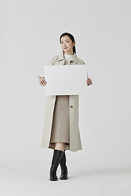 포토 JPG 스튜디오촬영 전신 배너 여자 사각프레임 부츠 실내 한명 서기 미소 들기 20대 성인 앞모습 한국인 다리꼬기 가을 흰배경 보여주기 가을옷 성인여자한명만 국내포토 1 옷 계절 뷰포인트 백그라운드 신발 모션 프레임 표정 사람 동양인 청년 내부 사각형 흰색 여자한명만 성인여자만 파일형식 가을_계절