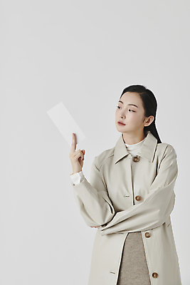 포토 JPG 스튜디오촬영 배너 응시 여자 사각프레임 실내 무표정 한명 들기 상반신 20대 성인 앞모습 팔짱 한국인 가을 흰배경 곁눈질 가을옷 성인여자한명만 국내포토 1 시선 옷 계절 감정 뷰포인트 백그라운드 모션 프레임 표정 사람 동양인 청년 내부 사각형 흰색 여자한명만 성인여자만 파일형식 가을_계절