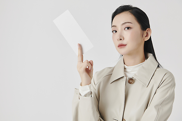 포토 JPG 스튜디오촬영 배너 응시 여자 사각프레임 실내 무표정 한명 들기 상반신 20대 성인 앞모습 한국인 가을 흰배경 가을옷 성인여자한명만 국내포토 1 시선 옷 계절 감정 뷰포인트 백그라운드 모션 프레임 표정 사람 동양인 청년 내부 사각형 흰색 여자한명만 성인여자만 파일형식 가을_계절