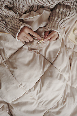 포토 JPG 손 겨울 실내 따뜻함 들기 신체부위 이불 뜨개질 포근함 스웨터 감성 국내포토 계절 컨셉 상의 침구 모션 사람 취미 내부 감각 파일형식