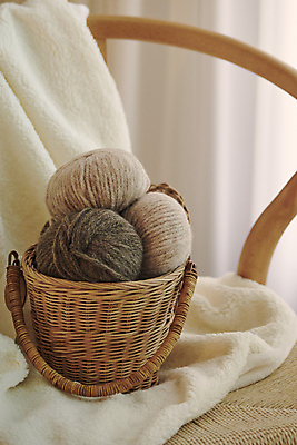 포토 JPG 겨울 의자 실내 따뜻함 사람없음 바구니 털실 포근함 담요 오브젝트 담기 감성 실타래 국내포토 계절 가구 컨셉 모션 내부 감각 실 파일형식