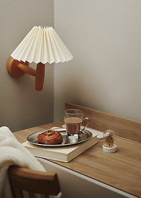 포토 JPG 빵 겨울 조명 실내 따뜻함 사람없음 책 포근함 오브젝트 감성 코코아 스노글로브 나무책상 국내포토 계절 음료 음식 컨셉 내부 목재 장식 감각 책상 파일형식