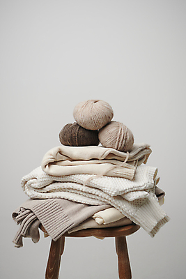 포토 JPG 스튜디오촬영 겨울 회색배경 실내 따뜻함 사람없음 쌓기 포근함 스웨터 오브젝트 니트 나무의자 감성 실타래 국내포토 계절 백그라운드 컨셉 상의 의자 모션 내부 목재 회색 감각 파일형식