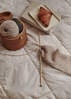 포토 JPG 겨울 실내 따뜻함 사람없음 책 바구니 이불 뜨개질 털실 포근함 크루아상 오브젝트 감성 국내포토 계절 빵 컨셉 침구 취미 내부 감각 실 파일형식