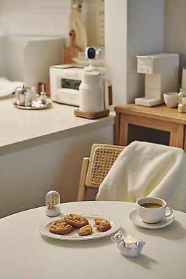 포토 JPG 겨울 탁자 티타임 실내 따뜻함 사람없음 쿠키 포근함 오브젝트 감성 향초 코코아 스노글로브 국내포토 계절 음료 가구 컨셉 초 휴식 디저트 내부 장식 감각 파일형식