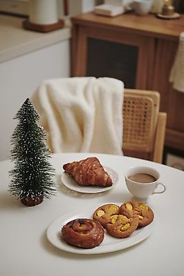 포토 JPG 커피 겨울 탁자 티타임 디저트 실내 따뜻함 사람없음 아웃포커스 크리스마스트리 쿠키 미니어처 포근함 크루아상 오브젝트 감성 국내포토 계절 음료 음식 빵 가구 컨셉 크리스마스 휴식 촬영기법 내부 모형 감각 파일형식