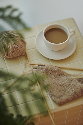 포토 JPG 커피 겨울 나뭇잎 실내 따뜻함 사람없음 뜨개질 털실 소프트포커스 포근함 오브젝트 감성 국내포토 계절 음료 컨셉 잎 촬영기법 취미 내부 감각 실 파일형식