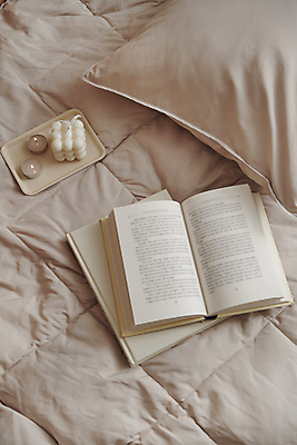 포토 JPG 겨울 베개 실내 따뜻함 사람없음 책 독서 이불 포근함 오브젝트 감성 향초 국내포토 계절 컨셉 초 침구 내부 감각 파일형식