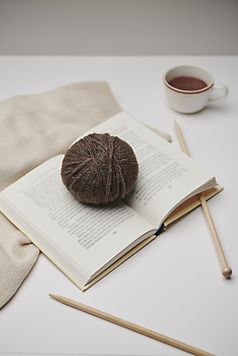 포토 JPG 스튜디오촬영 커피 겨울 실내 따뜻함 사람없음 책 독서 털실 포근함 오브젝트 니트 흰배경 감성 대바늘 국내포토 계절 음료 백그라운드 컨셉 상의 내부 흰색 감각 실 파일형식