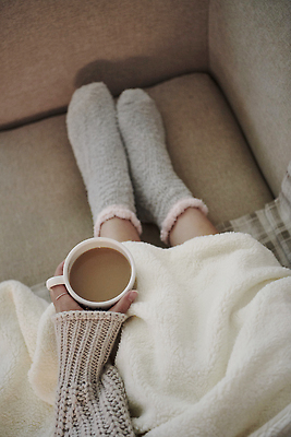 포토 JPG 손 여유 커피 겨울 발 티타임 휴식 실내 따뜻함 들기 앉기 신체부위 포근함 커피잔 담요 감성 수면양말 국내포토 계절 감정 음료 컨셉 모션 잔 양말 사람 내부 감각 파일형식