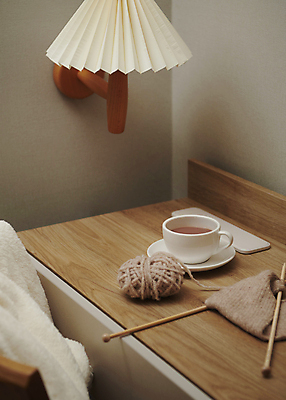 포토 JPG 겨울 조명 실내 따뜻함 사람없음 뜨개질 털실 포근함 오브젝트 감성 코코아 나무책상 국내포토 계절 음료 컨셉 취미 내부 목재 감각 실 책상 파일형식