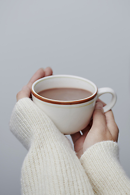 포토 JPG 스튜디오촬영 손 커피 겨울 회색배경 티타임 실내 따뜻함 들기 신체부위 포근함 커피잔 스웨터 감성 국내포토 계절 음료 백그라운드 컨셉 상의 모션 휴식 잔 사람 내부 회색 감각 파일형식
