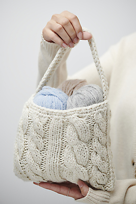 포토 JPG 스튜디오촬영 여자 겨울 가방 실내 따뜻함 들기 상반신 20대 성인 앞모습 옆모습 한국인 털실 포근함 흰배경 감성 실타래 성인여자한명만 국내포토 잡화 계절 뷰포인트 백그라운드 컨셉 모션 사람 동양인 청년 내부 흰색 감각 실 여자한명만 성인여자만 파일형식