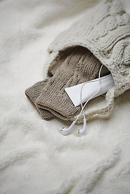 포토 JPG 스튜디오촬영 이어폰 겨울 가방 실내 따뜻함 사람없음 포근함 오브젝트 흰배경 감성 쏟아짐 토시 핸드크림 국내포토 잡화 옷 계절 음향기기 백그라운드 컨셉 모션 내부 화장품 흰색 감각 파일형식