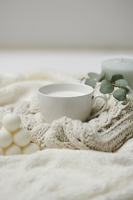 포토 JPG 스튜디오촬영 겨울 실내 따뜻함 사람없음 아웃포커스 컵 우유 포근함 담요 스웨터 오브젝트 흰배경 감성 향초 유칼립투스 국내포토 식물 식기 계절 백그라운드 컨셉 상의 초 유제품 촬영기법 내부 흰색 감각 파일형식