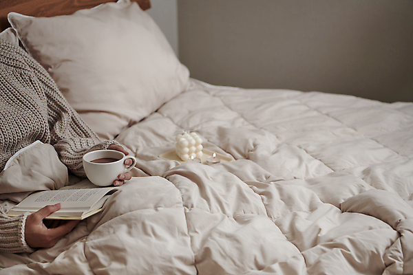 포토 JPG 손 여자 여유 겨울 티타임 휴식 실내 따뜻함 한명 들기 앉기 상반신 20대 성인 옆모습 책 독서 기댐 한국인 침대 포근함 감성 향초 코코아 성인여자한명만 국내포토 1 계절 감정 음료 뷰포인트 가구 컨셉 초 모션 사람 동양인 청년 내부 신체부위 감각 여자한명만 성인여자만 파일형식