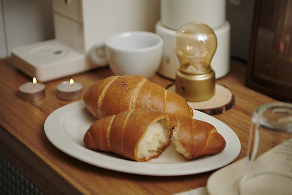 포토 JPG 겨울 전구 단면 실내 따뜻함 근접촬영 사람없음 포근함 오브젝트 감성 향초 나무탁자 소금빵 국내포토 계절 빵 뷰포인트 컨셉 초 탁자 내부 감각 파일형식