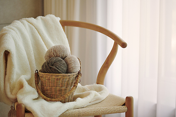 포토 JPG 겨울 의자 실내 따뜻함 사람없음 바구니 커튼 털실 포근함 담요 오브젝트 담기 감성 국내포토 계절 가구 컨셉 모션 내부 감각 실 파일형식