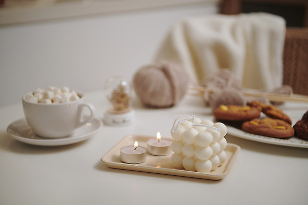 포토 JPG 겨울 탁자 실내 따뜻함 사람없음 아웃포커스 쿠키 포근함 오브젝트 감성 향초 코코아 국내포토 계절 음료 가구 컨셉 초 디저트 촬영기법 내부 감각 파일형식