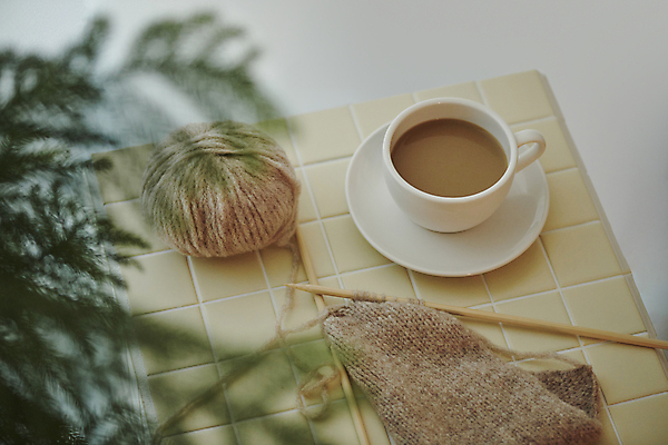 포토 JPG 커피 잎 겨울 실내 따뜻함 사람없음 뜨개질 털실 소프트포커스 포근함 오브젝트 감성 대바늘 국내포토 식물 계절 음료 컨셉 촬영기법 취미 내부 감각 실 파일형식
