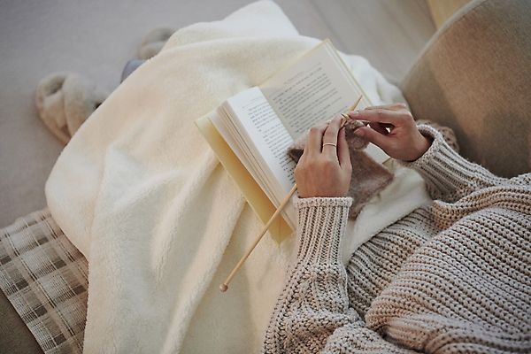 포토 JPG 손 여자 겨울 휴식 실내 따뜻함 한명 들기 앉기 상반신 20대 성인 앞모습 책 독서 한국인 뜨개질 포근함 담요 스웨터 감성 성인여자한명만 국내포토 1 계절 뷰포인트 컨셉 상의 모션 사람 동양인 청년 취미 내부 신체부위 감각 여자한명만 성인여자만 파일형식