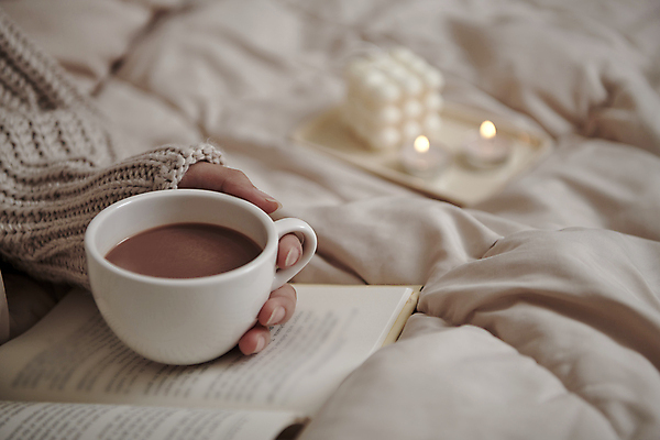 포토 JPG 손 여유 겨울 휴식 실내 따뜻함 근접촬영 아웃포커스 신체부위 책 독서 이불 잡기 포근함 감성 향초 코코아 국내포토 계절 감정 음료 뷰포인트 컨셉 초 침구 모션 촬영기법 사람 내부 감각 파일형식