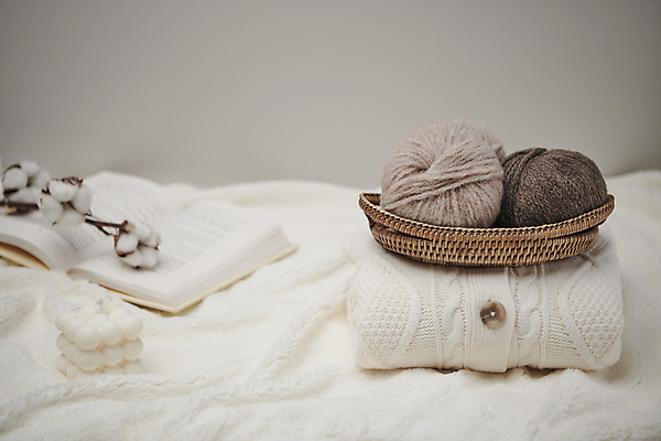 포토 JPG 스튜디오촬영 겨울 실내 따뜻함 사람없음 책 바구니 털실 포근함 담요 카디건 오브젝트 니트 감성 향초 목화꽃 국내포토 계절 꽃 컨셉 상의 초 내부 외투 감각 실 파일형식