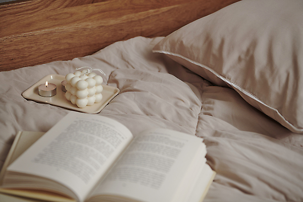 포토 JPG 겨울 베개 실내 따뜻함 사람없음 책 독서 이불 침대 포근함 오브젝트 감성 향초 국내포토 계절 가구 컨셉 초 침구 내부 감각 파일형식