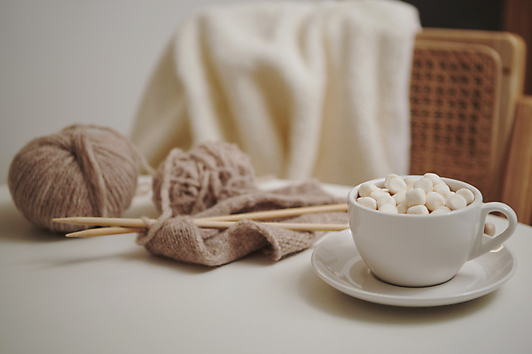 포토 JPG 겨울 실내 따뜻함 사람없음 아웃포커스 뜨개질 털실 포근함 오브젝트 감성 코코아 마시멜로우 대바늘 국내포토 계절 음료 컨셉 디저트 촬영기법 취미 내부 감각 실 파일형식