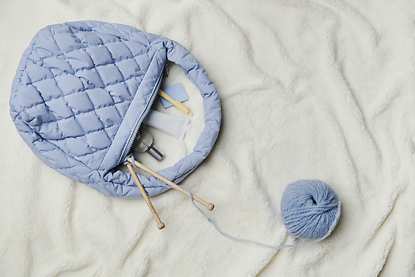 포토 JPG 스튜디오촬영 하늘색 겨울 가방 실내 따뜻함 사람없음 하이앵글 뜨개질 털실 포근함 향수 오브젝트 흰배경 감성 대바늘 핸드크림 국내포토 잡화 계절 뷰포인트 백그라운드 컨셉 취미 내부 파란색 화장품 흰색 감각 실 파일형식