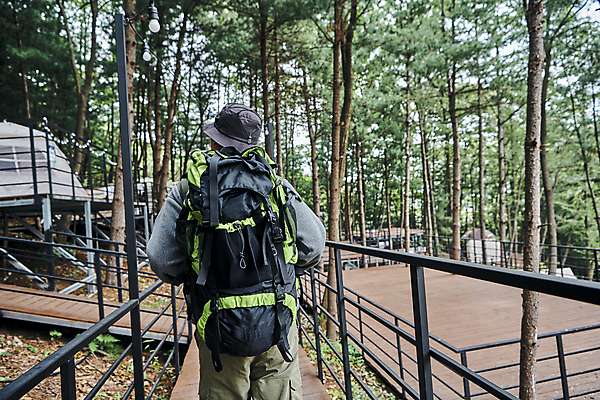 포토 JPG 주간 나무 남자 여행 자연 한명 상반신 성인 야외 뒷모습 30대 청춘 맑음 캠핑 한국인 숲속 나무바닥 힐링 등산가방 데크 성인남자한명만 백패킹 국내포토 자연요소 식물 1 뷰포인트 컨셉 가방 레저 날씨 바닥 사람 동양인 장년 레포츠 숲 생태계 남자한명만 성인남자만 파일형식