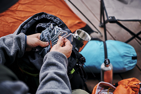 포토 JPG 손 여행 휴식 텐트 캠핑도구 근접촬영 신체부위 청춘 캠핑 잡기 나무바닥 힐링 정리 등산가방 보온병 보온컵 백패킹 캠핑의자 국내포토 뷰포인트 컨셉 의자 가방 모션 레저 바닥 사람 레포츠 도구 파일형식
