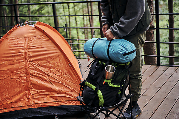포토 JPG 주간 나무 남자 여행 자연 휴식 텐트 한명 서기 성인 야외 옆모습 30대 울타리 청춘 캠핑 한국인 하반신 숲속 나무바닥 힐링 정리 등산가방 데크 성인남자한명만 백패킹 국내포토 자연요소 식물 1 뷰포인트 컨셉 가방 모션 레저 바닥 캠핑도구 사람 동양인 장년 레포츠 담장 숲 생태계 남자한명만 성인남자만 파일형식