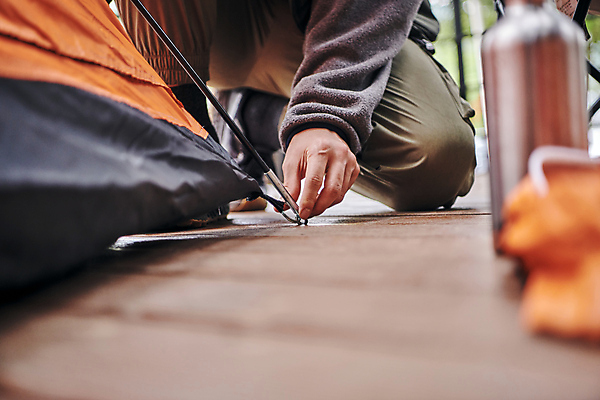 포토 JPG 손 남자 여행 휴식 텐트 한명 근접촬영 성인 앞모습 30대 청춘 캠핑 한국인 하반신 잡기 소프트포커스 나무바닥 힐링 데크 보온병 설치 성인남자한명만 백패킹 국내포토 1 뷰포인트 컨셉 모션 레저 바닥 촬영기법 캠핑도구 사람 동양인 신체부위 장년 레포츠 남자한명만 성인남자만 파일형식