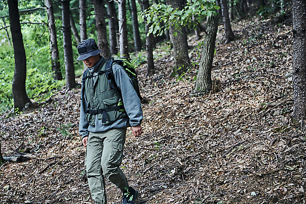 포토 JPG 주간 전신 나무 남자 여행 자연 휴식 나뭇잎 한명 성인 야외 앞모습 30대 청춘 맑음 등산 캠핑 한국인 숲속 숲 힐링 성인남자한명만 백패킹 국내포토 자연요소 식물 1 뷰포인트 컨셉 잎 레저 날씨 사람 동양인 장년 레포츠 트래킹 생태계 남자한명만 성인남자만 파일형식