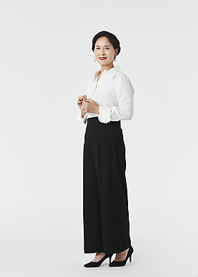 포토 JPG 스튜디오촬영 전신 우먼라이프 응시 여자 노년 할머니 비즈니스 실내 한명 서기 미소 정장 옆모습 실버라이프 한국인 비즈니스우먼 60대 상담원 컨설턴트 손모으기 노인여자한명만 국내포토 1 라이프스타일 시선 옷 뷰포인트 모션 표정 사람 동양인 손짓 성인 내부 직장인 사무원 전문직 상담 여자한명만 노인여자만 파일형식