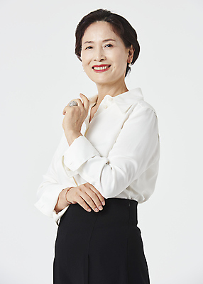 포토 JPG 스튜디오촬영 우먼라이프 응시 여자 노년 할머니 비즈니스 실내 한명 서기 미소 정장 옆모습 실버라이프 손들기 한국인 비즈니스우먼 60대 상담원 컨설턴트 노인여자한명만 국내포토 1 라이프스타일 시선 옷 뷰포인트 모션 표정 사람 동양인 성인 내부 직장인 사무원 전문직 상담 여자한명만 노인여자만 파일형식