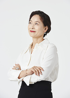 포토 JPG 스튜디오촬영 우먼라이프 응시 여자 노년 할머니 비즈니스 실내 한명 서기 미소 정장 옆모습 실버라이프 팔짱 한국인 비즈니스우먼 60대 상담원 컨설턴트 노인여자한명만 국내포토 1 라이프스타일 시선 옷 뷰포인트 모션 표정 사람 동양인 성인 내부 직장인 사무원 전문직 상담 여자한명만 노인여자만 파일형식