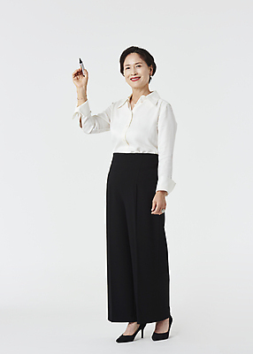 포토 JPG 스튜디오촬영 전신 우먼라이프 응시 여자 노년 할머니 비즈니스 실내 한명 서기 미소 들기 정장 앞모습 실버라이프 한국인 비즈니스우먼 60대 상담원 컨설턴트 보드마카 노인여자한명만 국내포토 1 라이프스타일 시선 옷 뷰포인트 모션 표정 사람 동양인 성인 내부 펜 직장인 사무원 전문직 상담 여자한명만 노인여자만 파일형식