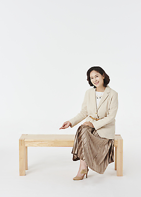 포토 JPG 스튜디오촬영 전신 우먼라이프 여자 노년 할머니 벤치 비즈니스 실내 한명 미소 앉기 정장 앞모습 실버라이프 손들기 한국인 다리꼬기 가리킴 비즈니스우먼 60대 상담원 컨설턴트 노인여자한명만 국내포토 1 라이프스타일 옷 뷰포인트 의자 모션 표정 사람 동양인 손짓 성인 내부 직장인 사무원 전문직 상담 여자한명만 노인여자만 파일형식