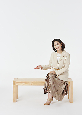 포토 JPG 스튜디오촬영 전신 우먼라이프 여자 노년 할머니 벤치 비즈니스 실내 한명 미소 앉기 정장 옆모습 실버라이프 손들기 한국인 다리꼬기 비즈니스우먼 60대 상담원 컨설턴트 노인여자한명만 국내포토 1 라이프스타일 옷 뷰포인트 의자 모션 표정 사람 동양인 성인 내부 직장인 사무원 전문직 상담 여자한명만 노인여자만 파일형식