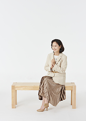 포토 JPG 스튜디오촬영 전신 우먼라이프 여자 노년 할머니 벤치 비즈니스 실내 한명 미소 앉기 정장 옆모습 실버라이프 한국인 다리꼬기 비즈니스우먼 60대 상담원 컨설턴트 손모으기 노인여자한명만 국내포토 1 라이프스타일 옷 뷰포인트 의자 모션 표정 사람 동양인 손짓 성인 내부 직장인 사무원 전문직 상담 여자한명만 노인여자만 파일형식