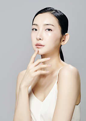 포토 JPG 스튜디오촬영 모델 우먼라이프 응시 여자 회색배경 실내 한명 손짓 상반신 20대 성인 앞모습 옆모습 뷰티 한국인 슬립 의료성형뷰티 성인여자한명만 국내포토 1 라이프스타일 시선 뷰포인트 백그라운드 모션 사람 동양인 청년 내부 회색 여자한명만 성인여자만 파일형식