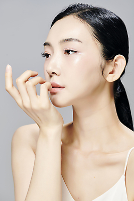 포토 JPG 스튜디오촬영 모델 우먼라이프 응시 여자 회색배경 실내 한명 손짓 상반신 20대 성인 앞모습 뷰티 한국인 슬립 의료성형뷰티 성인여자한명만 국내포토 1 라이프스타일 시선 뷰포인트 백그라운드 모션 사람 동양인 청년 내부 회색 여자한명만 성인여자만 파일형식