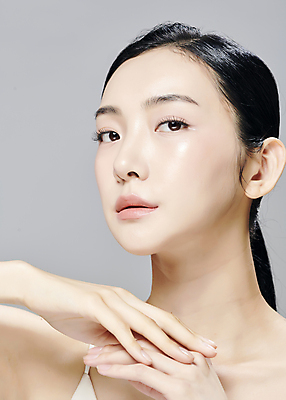 포토 JPG 스튜디오촬영 모델 우먼라이프 응시 여자 회색배경 실내 한명 상반신 20대 성인 앞모습 뷰티 한국인 손모으기 슬립 의료성형뷰티 성인여자한명만 국내포토 1 라이프스타일 시선 뷰포인트 백그라운드 사람 동양인 손짓 청년 내부 회색 여자한명만 성인여자만 파일형식