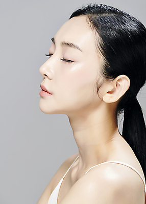 포토 JPG 스튜디오촬영 모델 우먼라이프 여자 회색배경 실내 한명 상반신 20대 성인 옆모습 뷰티 눈감음 한국인 슬립 의료성형뷰티 성인여자한명만 국내포토 1 라이프스타일 뷰포인트 백그라운드 모션 사람 동양인 청년 내부 회색 여자한명만 성인여자만 파일형식