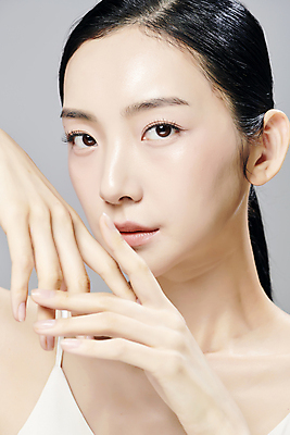 포토 JPG 스튜디오촬영 모델 우먼라이프 응시 여자 회색배경 실내 무표정 한명 근접촬영 상반신 20대 성인 앞모습 뷰티 한국인 손모으기 슬립 의료성형뷰티 성인여자한명만 국내포토 1 라이프스타일 시선 감정 뷰포인트 백그라운드 표정 사람 동양인 손짓 청년 내부 회색 여자한명만 성인여자만 파일형식