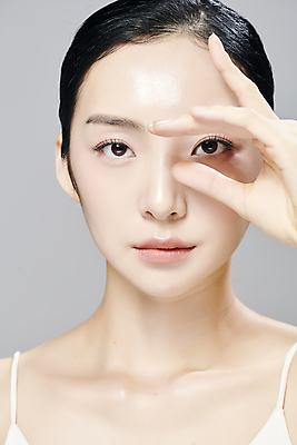 포토 JPG 스튜디오촬영 모델 우먼라이프 응시 여자 회색배경 실내 무표정 한명 손짓 상반신 20대 성인 앞모습 뷰티 한국인 슬립 의료성형뷰티 성인여자한명만 국내포토 1 라이프스타일 시선 감정 뷰포인트 백그라운드 모션 표정 사람 동양인 청년 내부 회색 여자한명만 성인여자만 파일형식