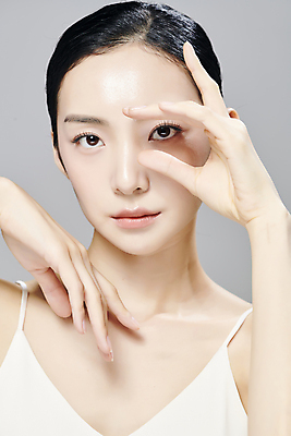 포토 JPG 스튜디오촬영 모델 우먼라이프 응시 여자 회색배경 실내 무표정 한명 손짓 상반신 20대 성인 앞모습 뷰티 한국인 슬립 의료성형뷰티 성인여자한명만 국내포토 1 라이프스타일 시선 감정 뷰포인트 백그라운드 모션 표정 사람 동양인 청년 내부 회색 여자한명만 성인여자만 파일형식